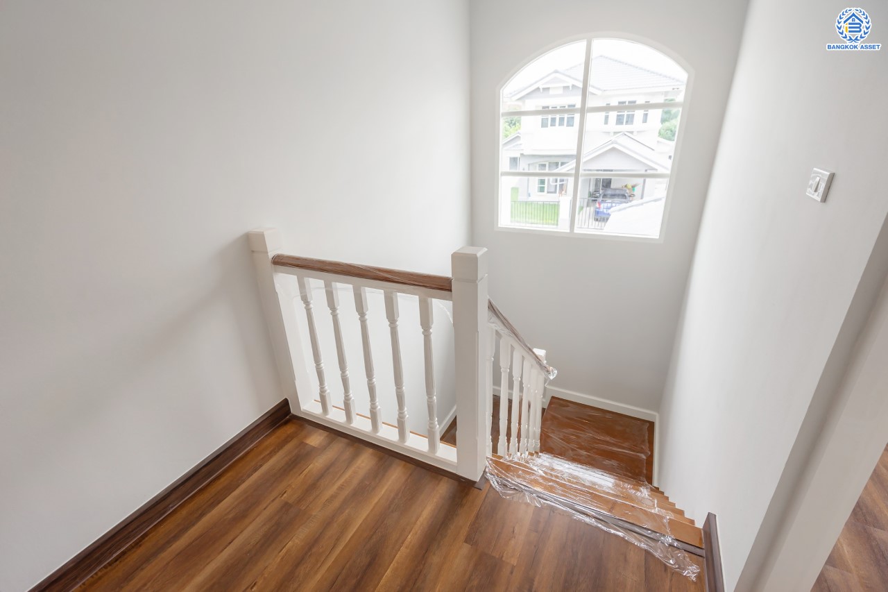 บ้านมือสองตกแต่งใหม่ ม.ชัยพฤกษ์ บางบัวทอง บ้านเดี่ยวหลังมุม แบรนด์ LH เนื้อที่ 72.5 ตร.ว. ฟังก์ชัน 3 ห้องนอน 3 ห้องน้ำ 1 ห้องอเนกประสงค์ จอดรถได้ 1 คัน พร้อม Facilities ครบครัน บนทำเลเดินทางสะดวก ติดถนนบางกรวย-ไทรน้อย ใกล้เซ็นทรัลเวสต์เกต และรถไฟฟ้าสายสีม่วง "สถานีบางพลู"